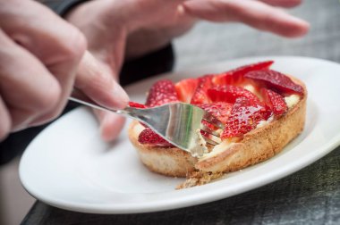 Çilekli tart içinde açık yemek kadın 
