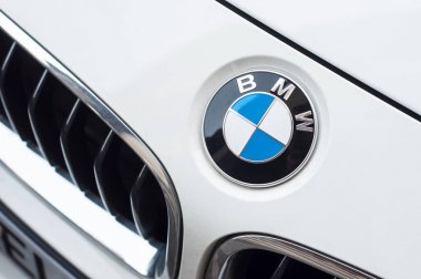 Bmw Logo closeup beyaz araba Bmw şu anda otomotiv üreten bir Alman markası uluslararası şirkettir 