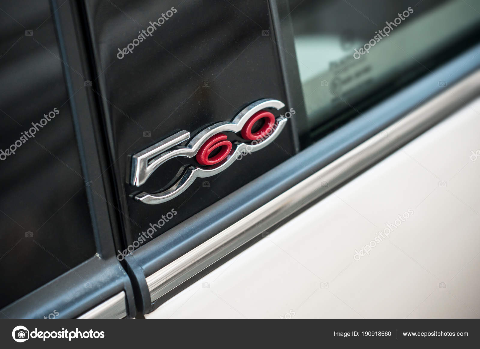 Telemacos Fluisteren Universiteit Retail of Fiat 500 logo on pearly beige car parked in the street – Stock  Editorial Photo © NeydtStock #190918660