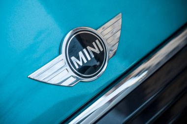 perakende Austin mini cooper logosunun mavi araba sokakta park edilmiş. 
