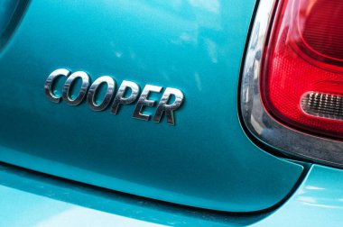  perakende Austin mini cooper logosunun mavi araba sokakta park edilmiş. 