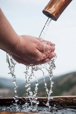  tipik ahşap Çeşme suda eller 