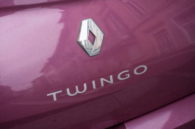 Pembe arka vagona logosuna closeup Renault Twingo sokakta park edilmiş.
