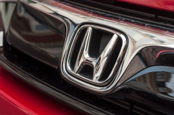 Fechar o logotipo da Honda na frente vermelha do carro cívico Honda — Fotografia de Stock