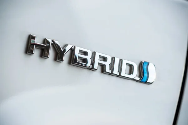 Logo ibrido su bianco Toyota Prius auto — Foto Stock