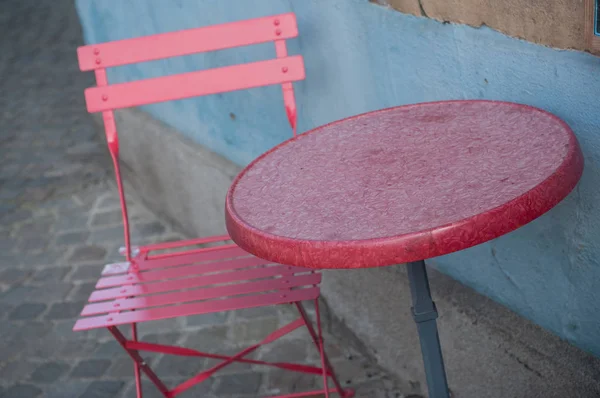 Roter Tisch und Stuhl auf der Bistro-Terrasse — Stockfoto
