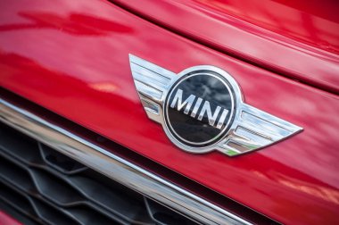 sokakta perakende Austin mini cooper logosunun kırmızı araba park 