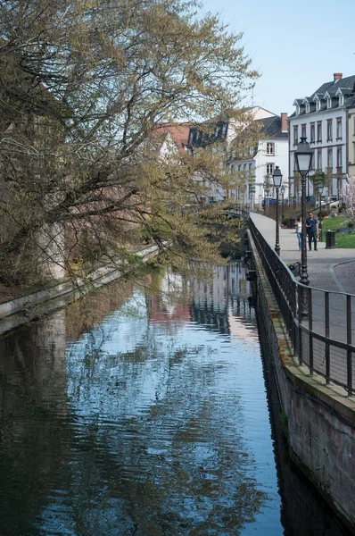 Wunderschöne Landschaft von Kanal mit Bäumen Reflexion in Klein-Venedig in Colmar — Stockfoto