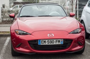 Kırmızı Mazda mx5 perakendeci Park