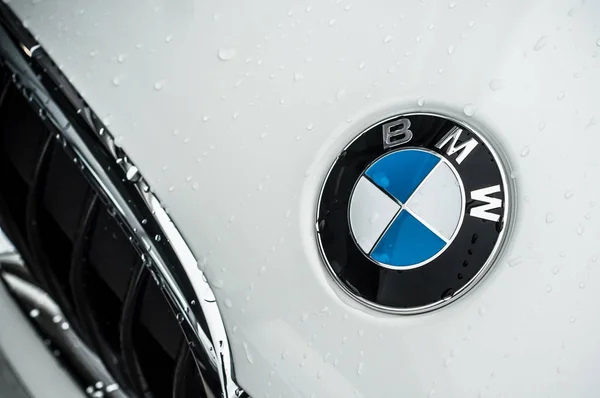 Primer plano de gotas de lluvia en la parte delantera del coche BMW blanco — Foto de Stock