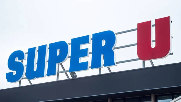 Super U signo en la tienda delantera — Foto de Stock