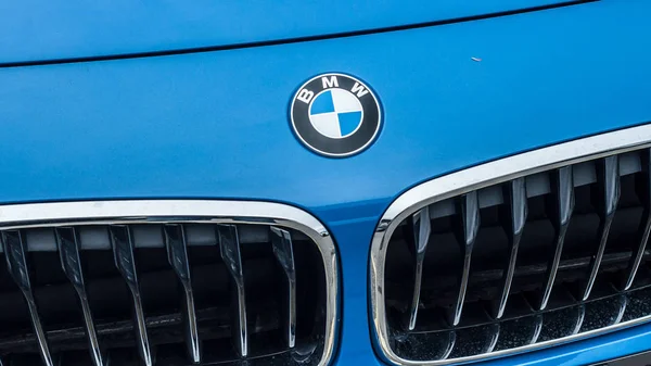 Zbliżenie z Bmw Logo na niebieski samochodowe przód — Zdjęcie stockowe