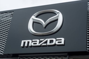 perakende mağaza önünde logosuna Mazda