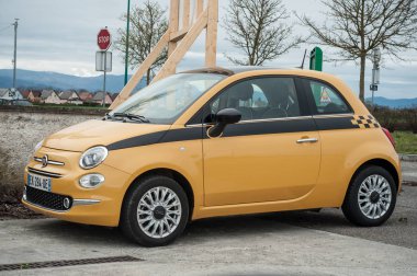 Sarı fiat 500 kırsal yolda Park