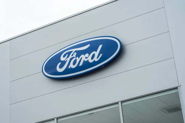 Varejo do logotipo Ford na frente da loja — Fotografia de Stock