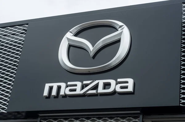 Venta al por menor del logotipo de Mazda en la tienda frontal — Foto de Stock