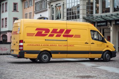DHL teslimat kamyonu sokakta park edilmiş.