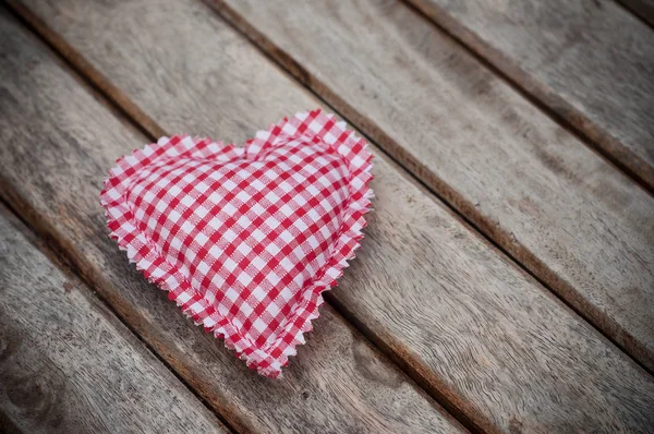 Coeur en forme d'abric sur fond de table en laine — Photo