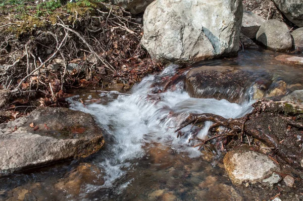 Agua y rocas en el río en la montaña —  Fotos de Stock