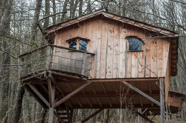 Cabane traditionnelle en bois dans les arbres de la forêt — Photo