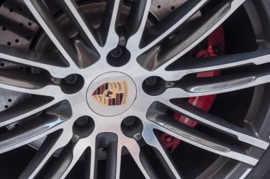 Porsche spor araba tekerlek kırmızı ara closeup