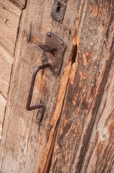 Skalade måla på gamla trädörr av huset — Stockfoto