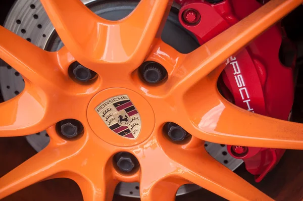Closeup κόκκινο διάλειμμα στην πορτοκαλί τιμόνι του sport αυτοκινήτου Porsche 911 — Φωτογραφία Αρχείου