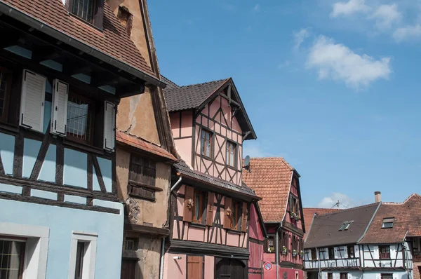 Einzelhandel mit traditioneller mittelalterlicher Architektur im elsässischen Dorf — Stockfoto