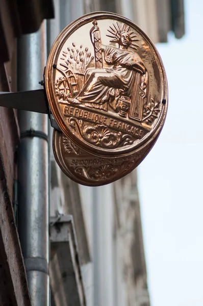 Французький нотаріуса знак на фасаді будівлі — стокове фото