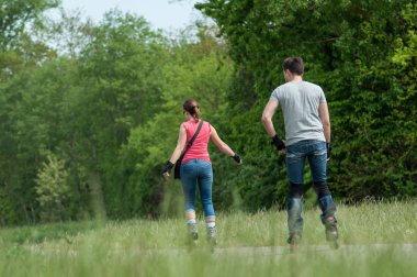 kaç kot sürücüler tekerlekli paten sınır orman içinde