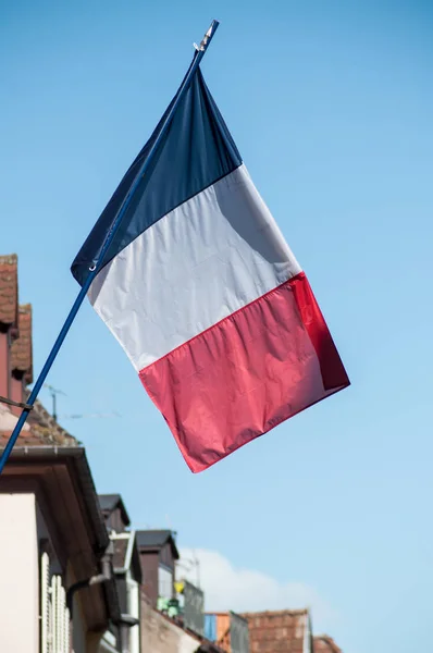 Bandiera francese sulla facciata della costruzione in un villaggio asaziale — Foto Stock