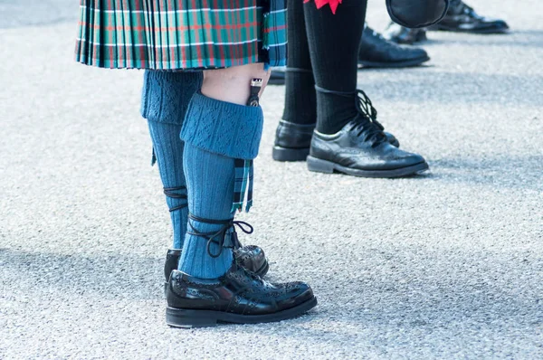 Hombres piernas con escocés escocés en la calle —  Fotos de Stock