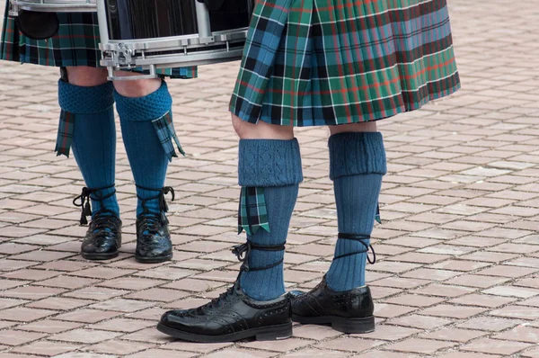 男子双腿与苏格兰裙在街上 — 图库照片