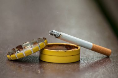  ahşap masa arka plan üzerinde metalik cep küllük üzerinde sigara 