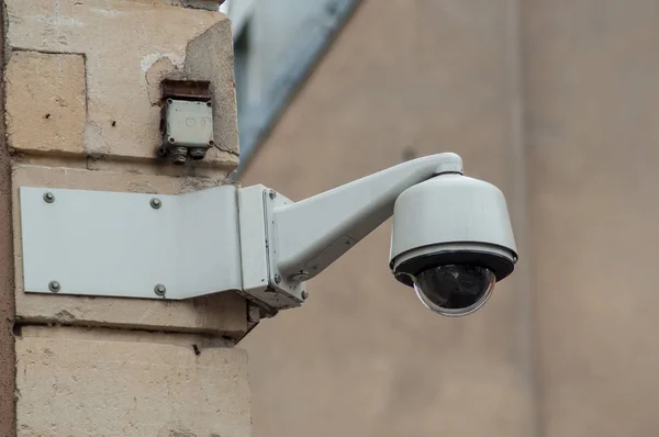 Bezpečnostní kamera ve městě — Stock fotografie