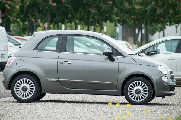 Grijze fiat 500 geparkeerd in de straat — Stockfoto