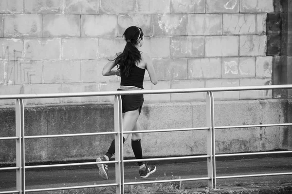 Mujer corriendo en canal fronterizo — Foto de Stock