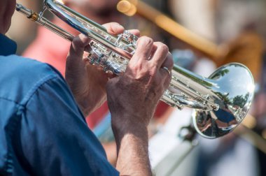 adam oyun trompet açık 