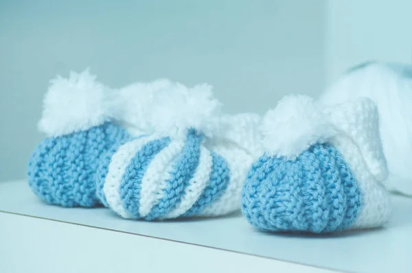 Chaussures de bébé en laine bleue et blanche dans le magasin de mode — Photo