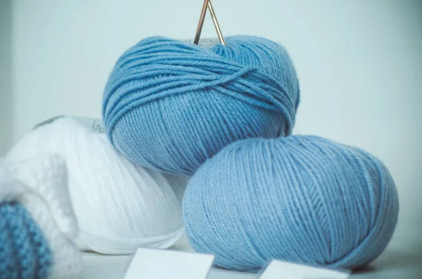 Bolas de lana azul y blanco en la tienda de moda — Foto de Stock