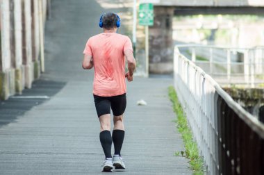 sınır kanalda koşan adam