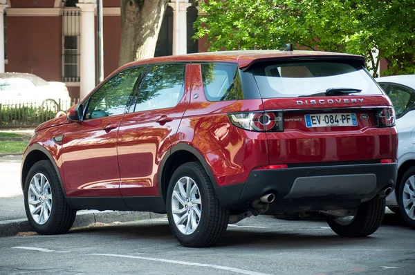 Piros land Rover Discovery parkolt az utcán — Stock Fotó