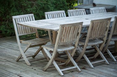 Teak bahçe mobilyaları bahar ahşap bir terasta
