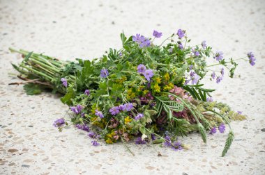 closeup vahşi çiçekler buket mermer tablo açık