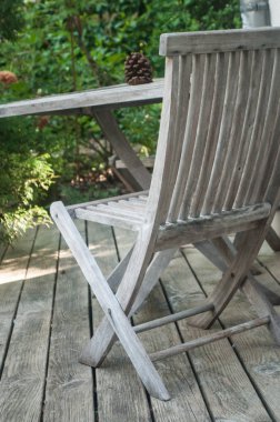 Teak bahçe mobilyaları bahar ahşap bir terasta