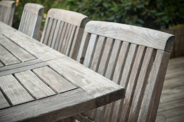  Teak bahçe mobilyaları bahar ahşap bir terasta
