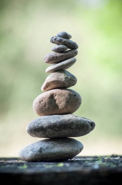 ahşap masa yeşil taşları dengede arka plan bulanık 