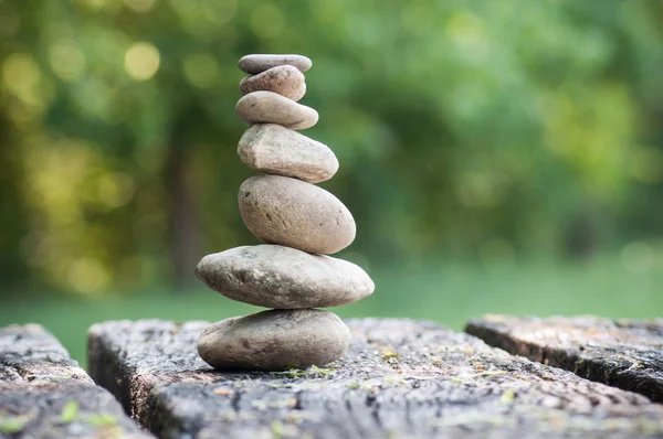 Steine balancieren auf Holztisch — Stockfoto