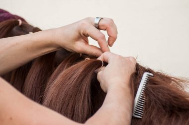 kadın örgü ayrıntı ile bir at yelesi kılı