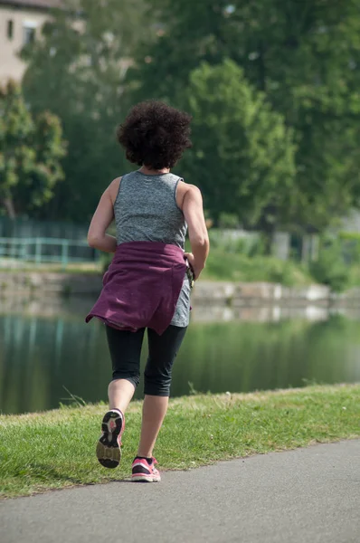 Femme courant dans le canal frontalier — Photo